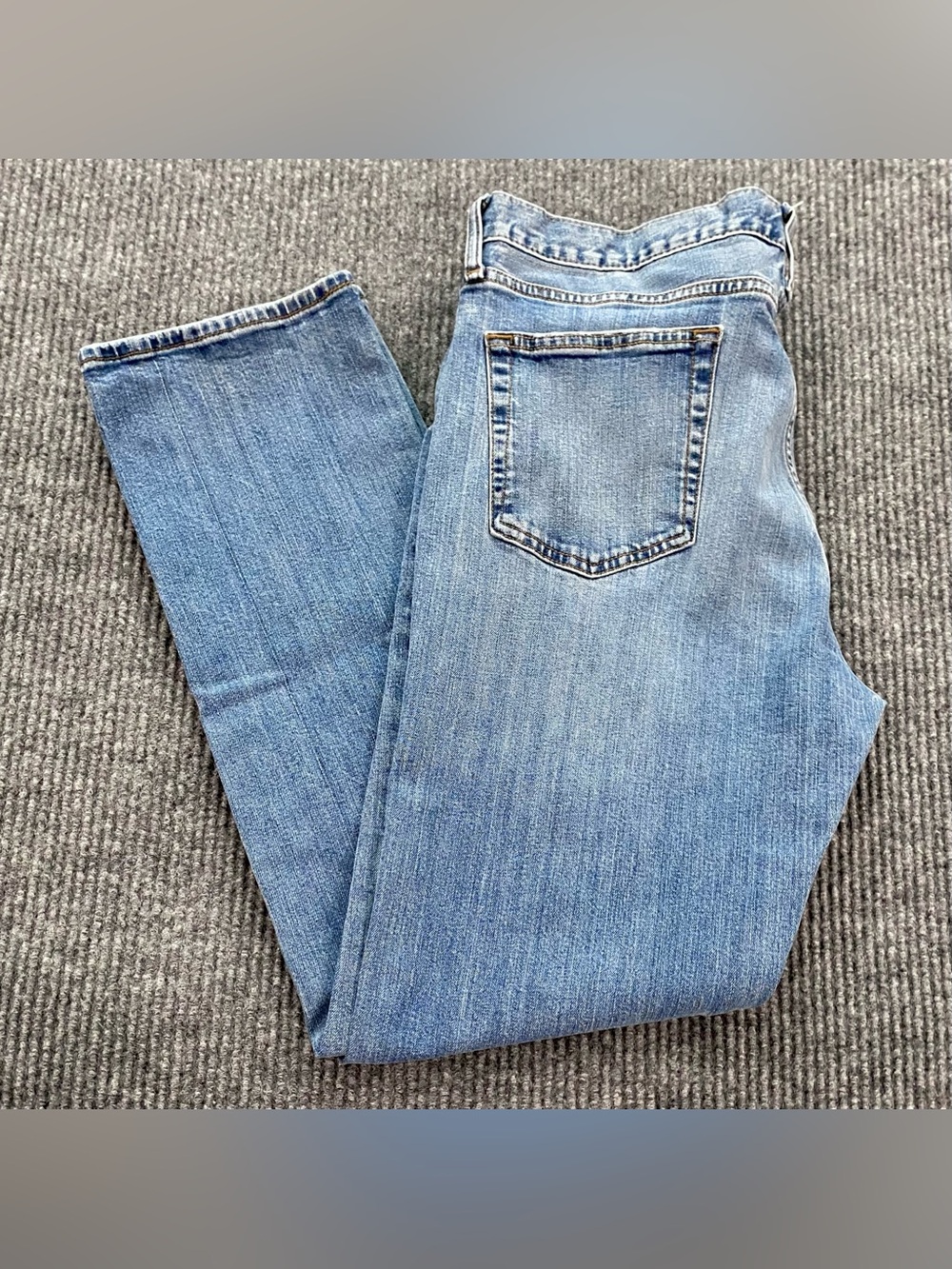 Cremieux Denim Relaxed Straight Blue Jeans Light Wash 5-Pocket Size 35 X 32